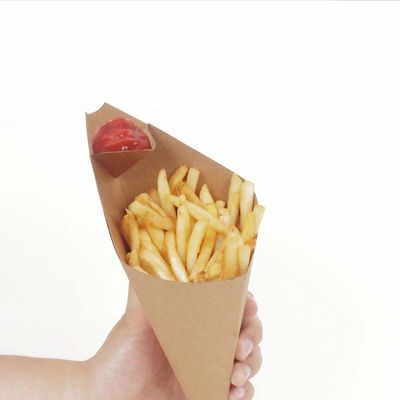 Las patatas fritas revestidas del PE empapelan la caja de papel de Kraft de las tazas disponibles del cono con la salsa
