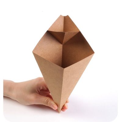 Las patatas fritas revestidas del PE empapelan la caja de papel de Kraft de las tazas disponibles del cono con la salsa