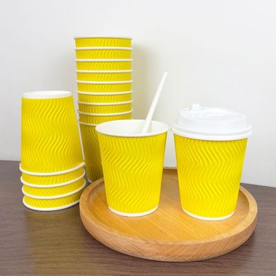 las tazas de papel disponibles de 4oz 120ml 8oz 250ml amarillean las tazas de café con la pared de la ondulación de la tapa